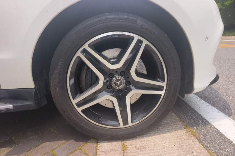 Used Mercedes-Benz GLE-Class 2016 GLE 450 4MATIC U.S. specification Right Front Wheel Hub