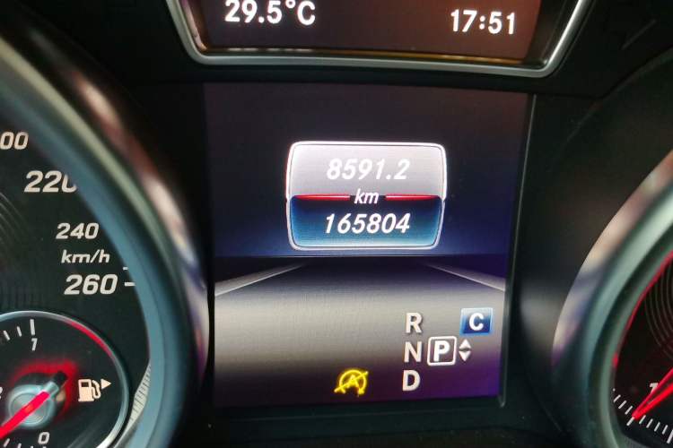 Used Mercedes-Benz GLE-Class 2017 GLE 320 4MATIC Luxury Model Odometer Close Up