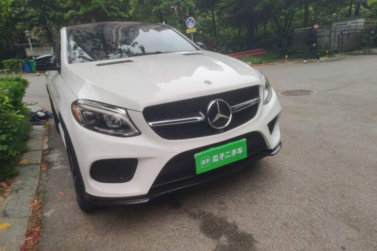 Used Mercedes-Benz GLE-Class  Front Right 45 Deg