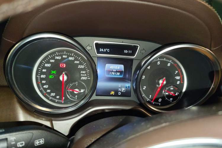 Used Mercedes-Benz GLE-Class 2018 GLE 400 4MATIC U.S. specification Odometer Close Up
