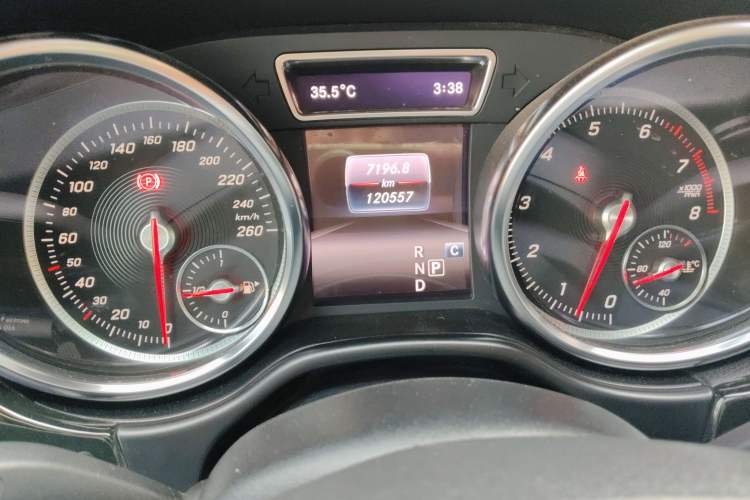 Used Mercedes-Benz GLE-Class 2018 GLE 400 4MATIC U.S. specification Odometer Close Up