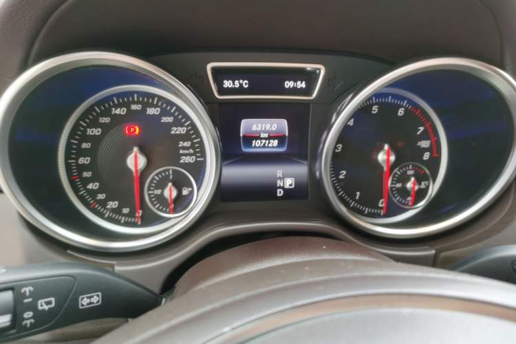 Used Mercedes-Benz GLE-Class 2018 GLE 400 4MATIC U.S. specification Odometer Close Up