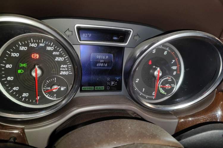 Used Mercedes-Benz GLE-Class  Odometer Close Up