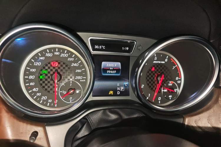 Used Mercedes-Benz GLE-Class  Odometer Close Up
