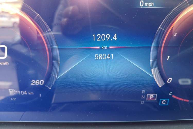 Used Mercedes-Benz GLE-Class 2019 GLE 350 d 4MATIC Odometer Close Up