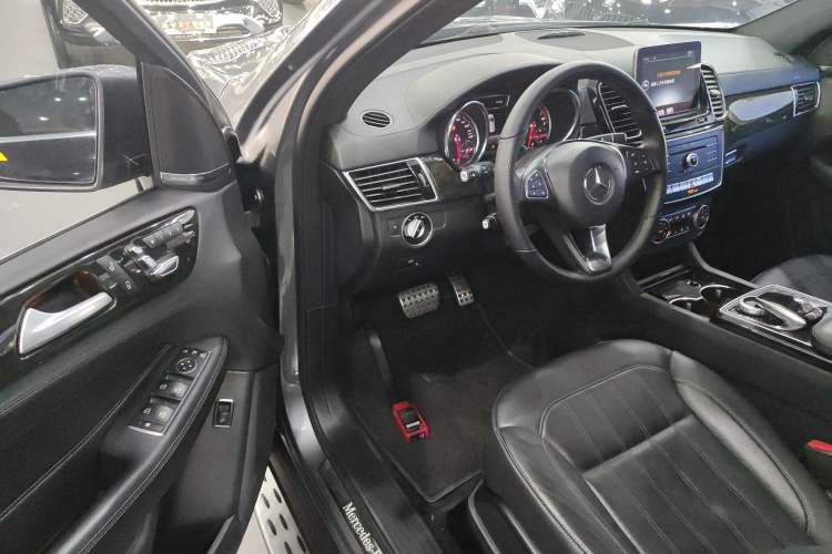 Used Mercedes-Benz GLE-Class 2019 GLE 400 4MATIC Exclusive Edition Interior 3