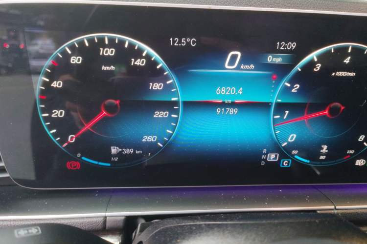 Used Mercedes-Benz GLE-Class 2020 GLE 350 U.S. specification Odometer Close Up