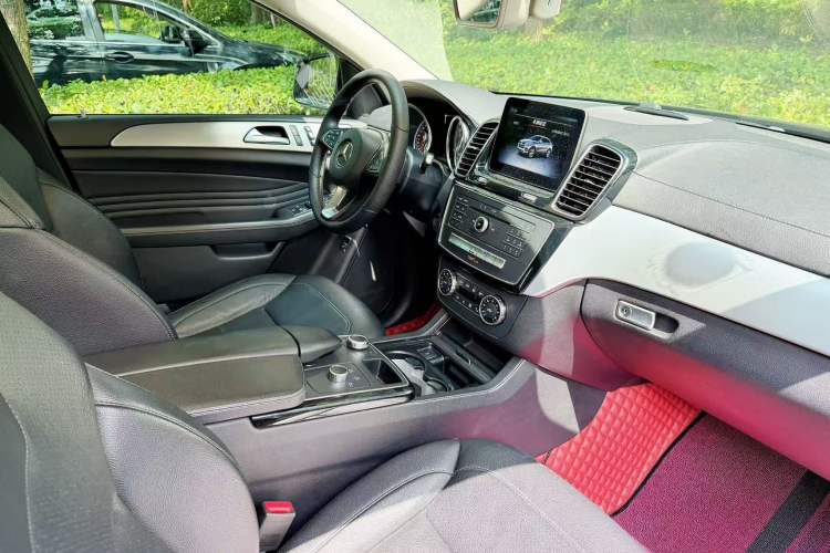 Used Mercedes-Benz GLE Coupe 2015 GLE 320 4MATIC Coupe SUV Interior 2
