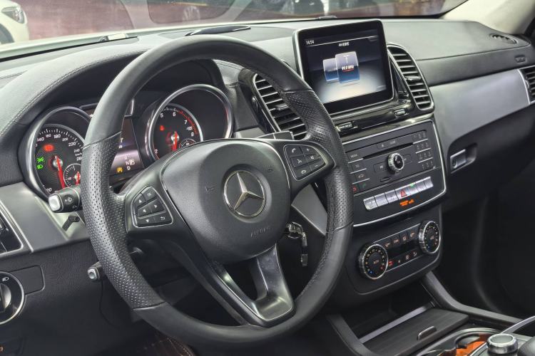 Used Mercedes-Benz GLE Coupe 2015 GLE 320 4MATIC Coupe SUV Interior 2