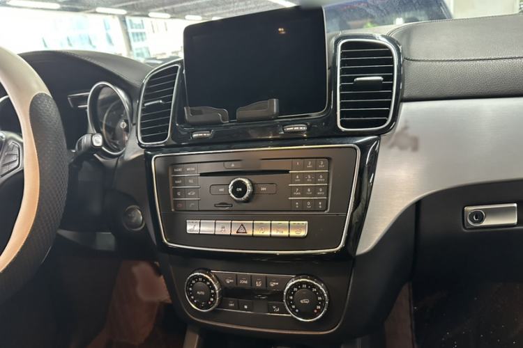 Used Mercedes-Benz GLE Coupe 2015 GLE 320 4MATIC Coupe SUV Interior 4