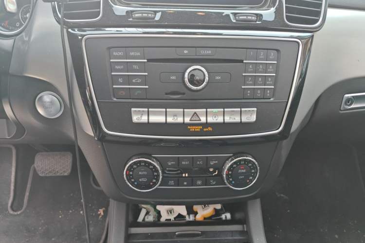 Used Mercedes-Benz GLE Coupe 2017 GLE 400 4MATIC Coupe SUV Audio And AC Panel
