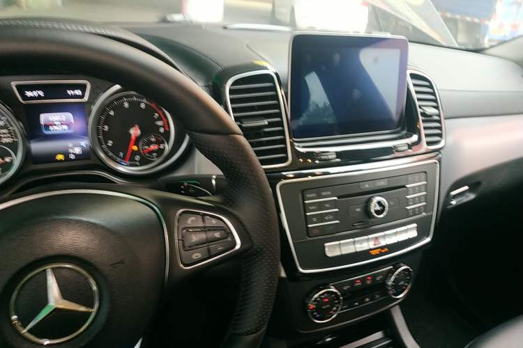 Used Mercedes-Benz GLE Coupe 2017 GLE 320 4MATIC Coupe SUV Center Console