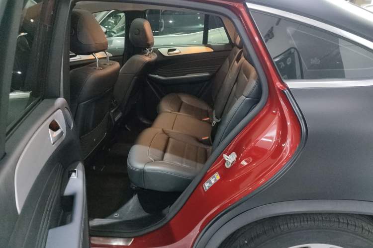 Used Mercedes-Benz GLE Coupe 2017 GLE 320 4MATIC Coupe SUV Interior 4