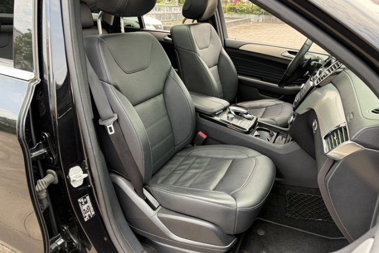 Used Mercedes-Benz GLE Coupe 2017 GLE 400 4MATIC Coupe SUV Right Front Seat
