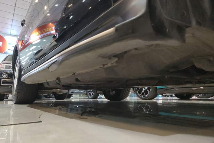 Used Mercedes-Benz GLE Coupe 2017 GLE 320 4MATIC Coupe SUV Right Side Sill