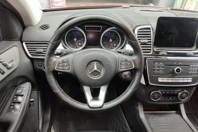 Used Mercedes-Benz GLE Coupe 2017 GLE 400 4MATIC Coupe SUV Steering Wheel
