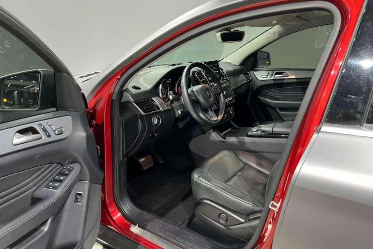 Used Mercedes-Benz GLE Coupe 2017 GLE 400 4MATIC Coupe SUV Interior 3