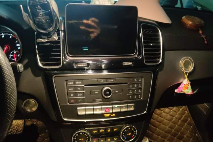 Used Mercedes-Benz GLE Coupe 2017 GLE 320 4MATIC Coupe SUV Audio And AC Panel