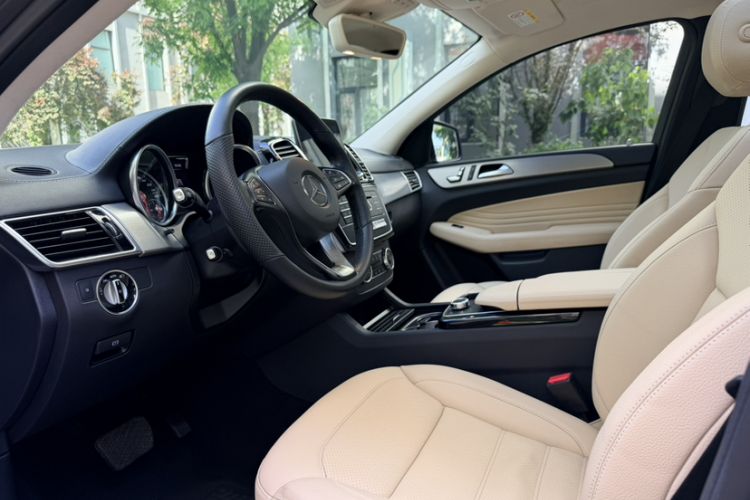 Used Mercedes-Benz GLE Coupe 2018 GLE 320 4MATIC Coupe SUV Interior 2