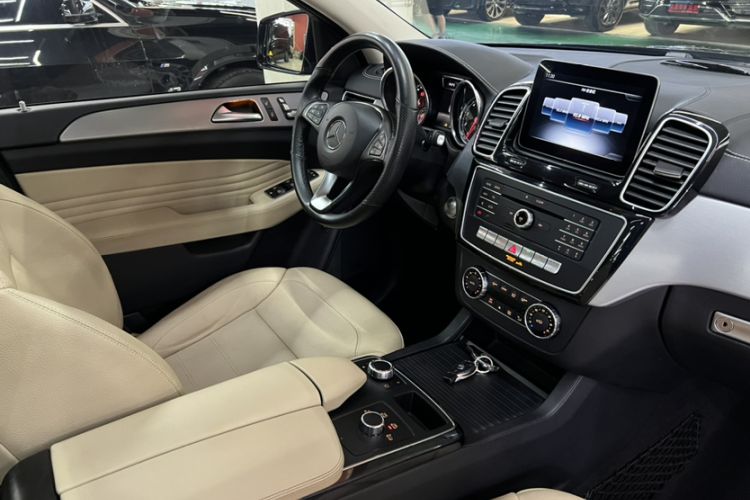 Used Mercedes-Benz GLE Coupe 2018 GLE 320 4MATIC Coupe SUV Interior 6