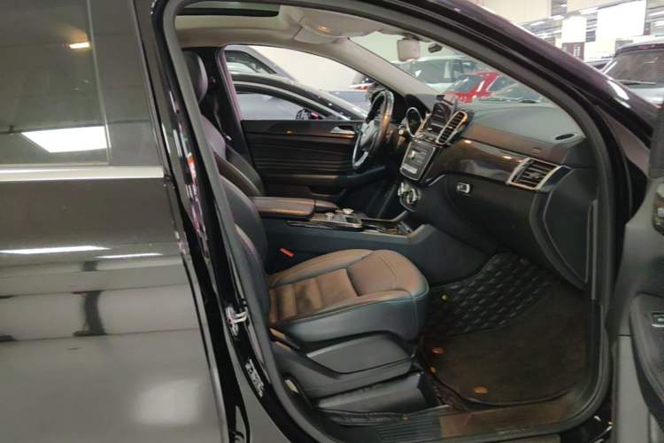 Used Mercedes-Benz GLE Coupe 2018 GLE 320 4MATIC Coupe SUV Right Front Seat