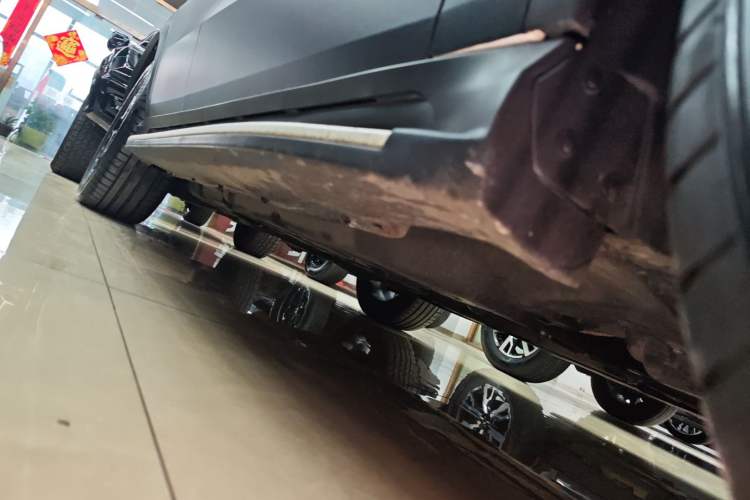 Used Mercedes-Benz GLE Coupe 2018 GLE 320 4MATIC Coupe SUV Right Side Sill