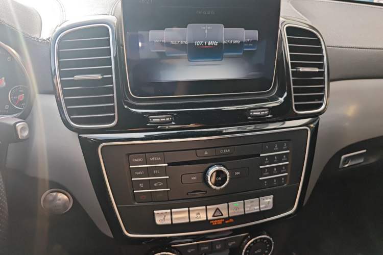 Used Mercedes-Benz GLE Coupe 2018 GLE 400 4MATIC Coupe SUV Audio And AC Panel