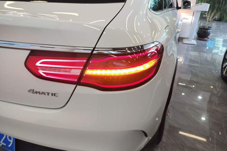 Used Mercedes-Benz GLE Coupe 2018 GLE 320 4MATIC Coupe SUV Exterior 6
