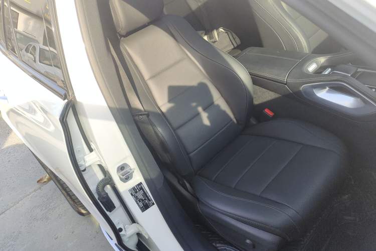 Used Mercedes-Benz GLE New Energy 2022 Restyled GLE 350 e 4MATIC Coupe SUV Right Front Seat