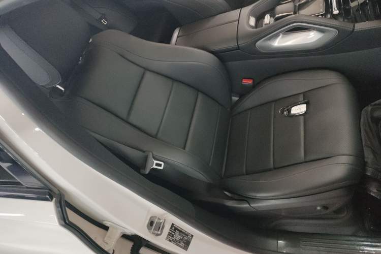 Used Mercedes-Benz GLE New Energy 2022 Restyled GLE 350 e 4MATIC Coupe SUV Right Front Seat