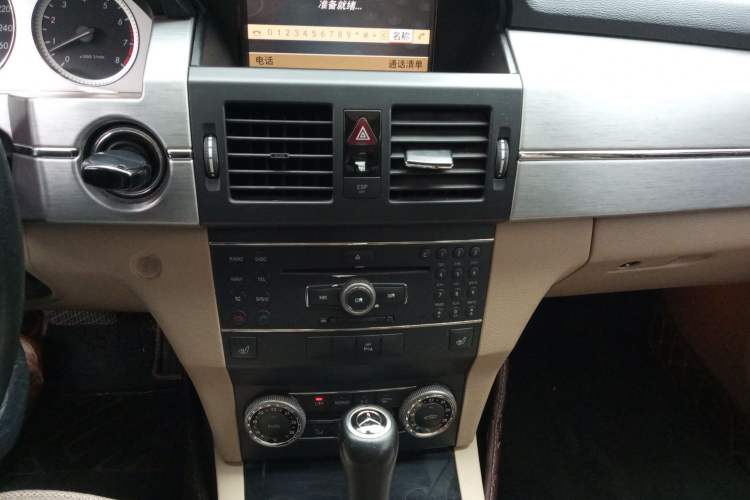 Used Mercedes-Benz GLK-Class 2008 GLK 300 4MATIC Luxury Model Audio And AC Panel
