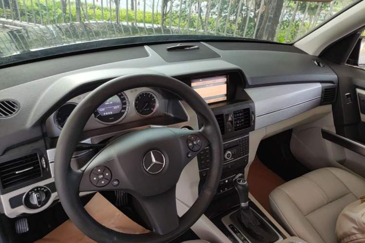 Used Mercedes-Benz GLK-Class 2008 GLK 350 4MATIC Center Console