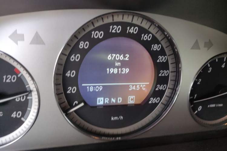 Used Mercedes-Benz GLK-Class 2008 GLK 350 4MATIC Odometer Close Up