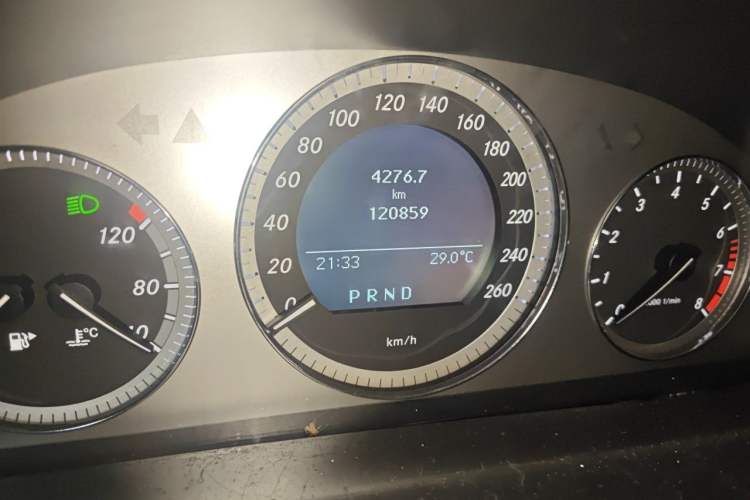 Used Mercedes-Benz GLK-Class 2008 GLK 300 4MATIC Luxury Model Odometer Close Up