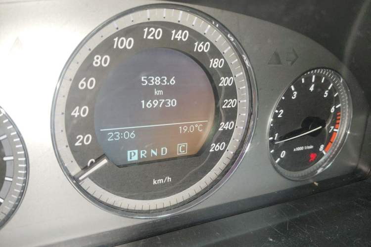 Used Mercedes-Benz GLK-Class 2008 GLK 300 4MATIC Luxury Model Odometer Close Up