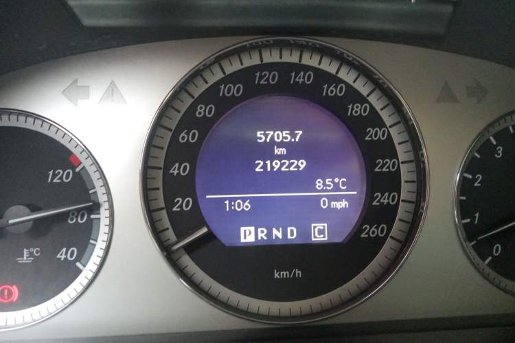 Used Mercedes-Benz GLK-Class 2008 GLK 300 4MATIC Luxury Model Odometer Close Up