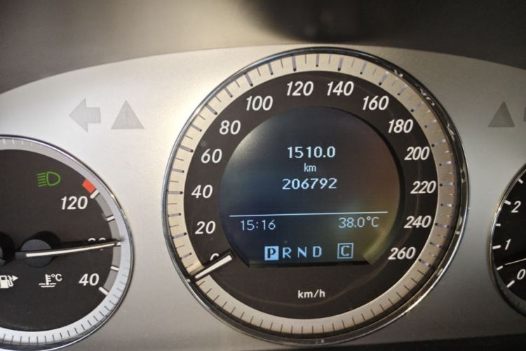 Used Mercedes-Benz GLK-Class 2008 GLK 350 4MATIC Odometer Close Up