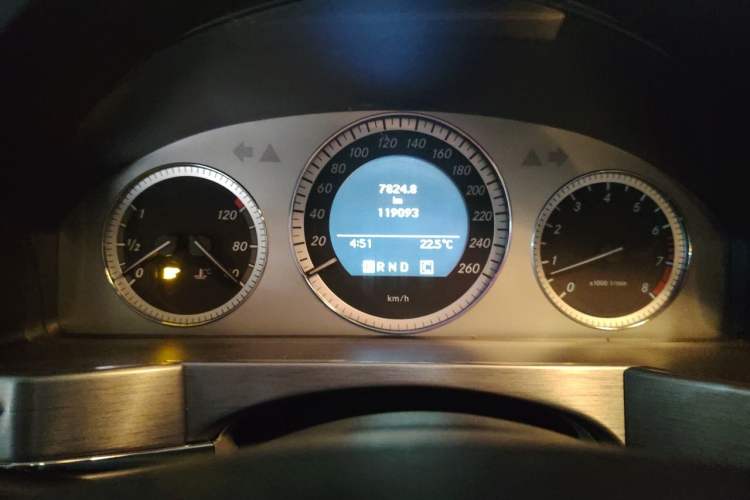 Used Mercedes-Benz GLK-Class 2008 GLK 300 4MATIC Luxury Model Odometer Close Up