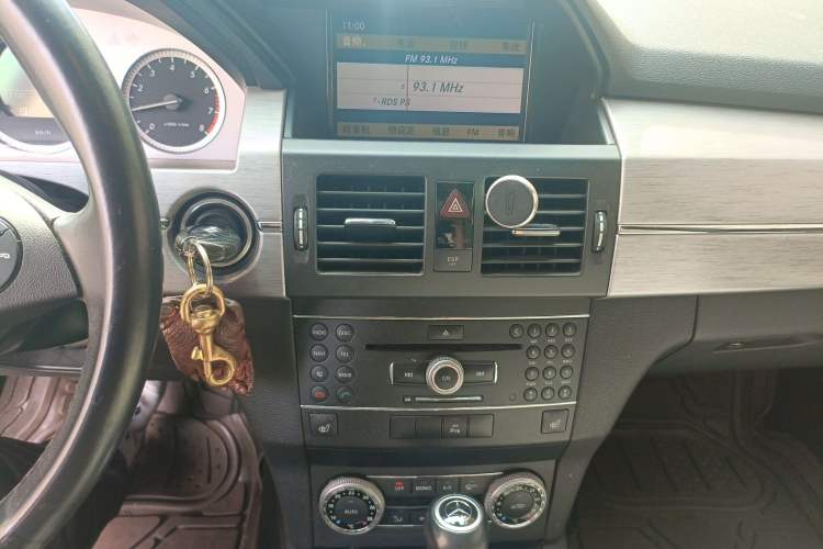 Used Mercedes-Benz GLK-Class 2008 GLK 300 4MATIC Luxury Model Audio And AC Panel