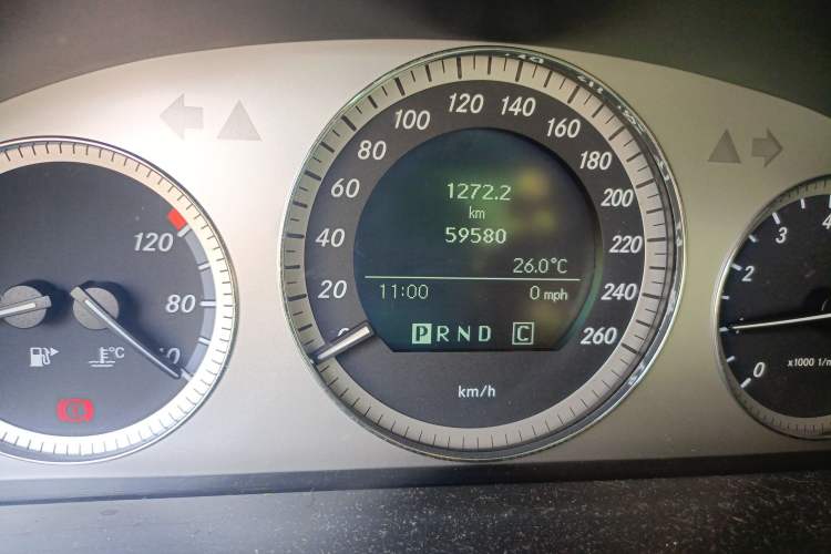 Used Mercedes-Benz GLK-Class 2008 GLK 300 4MATIC Luxury Model Odometer Close Up