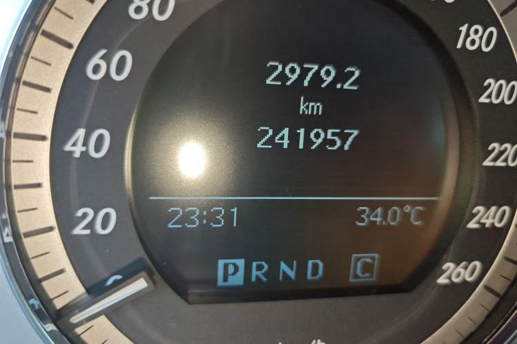 Used Mercedes-Benz GLK-Class 2008 GLK 300 4MATIC Luxury Model Odometer Close Up