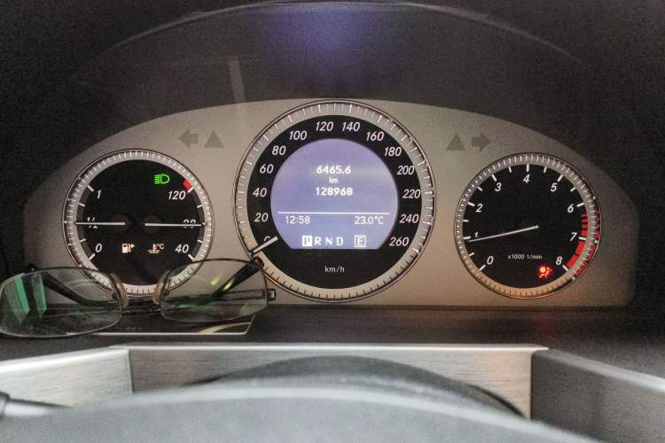 Used Mercedes-Benz GLK-Class 2008 GLK 350 4MATIC Odometer Close Up