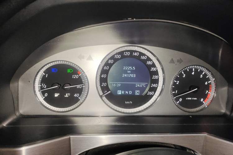Used Mercedes-Benz GLK-Class 2008 GLK 350 4MATIC Odometer Close Up