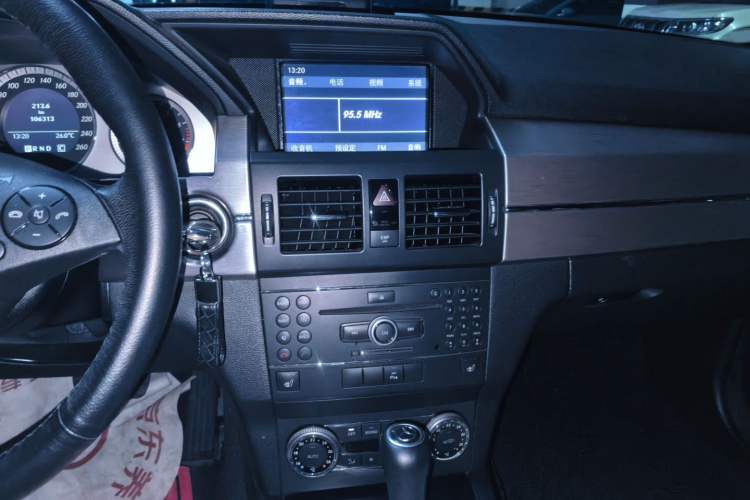 Used Mercedes-Benz GLK-Class 2008 GLK 300 4MATIC Luxury Model Audio And AC Panel