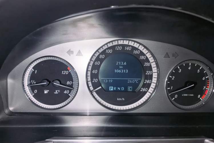 Used Mercedes-Benz GLK-Class 2008 GLK 300 4MATIC Luxury Model Odometer Close Up