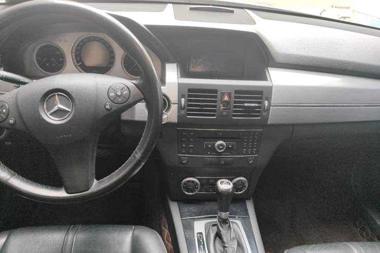 Used Mercedes-Benz GLK-Class 2008 GLK 300 4MATIC Luxury Model Center Console