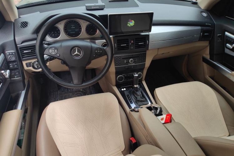 Used Mercedes-Benz GLK-Class 2010 GLK 300 4MATIC Fashion Model Center Console