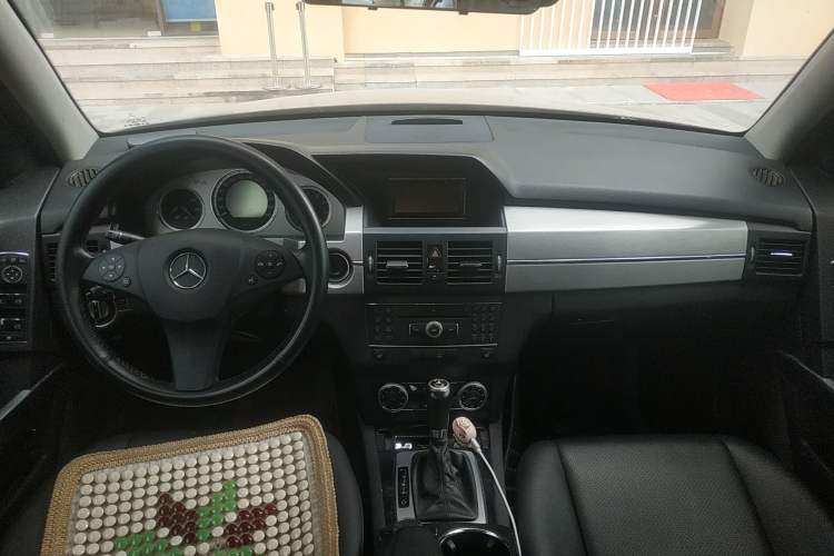 Used Mercedes-Benz GLK-Class 2010 GLK 300 4MATIC Fashion Model Center Console