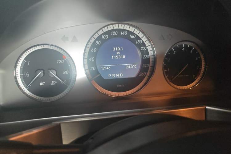 Used Mercedes-Benz GLK-Class 2010 GLK 300 4MATIC Fashion Model Odometer Close Up