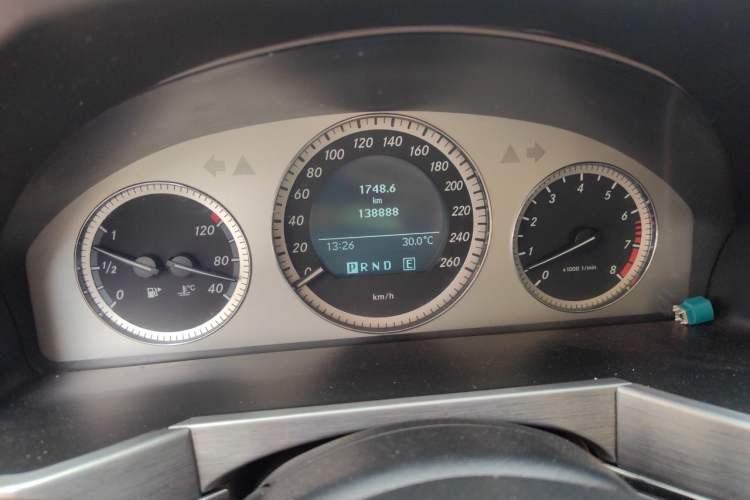 Used Mercedes-Benz GLK-Class 2010 GLK 300 4MATIC Fashion Model Odometer Close Up